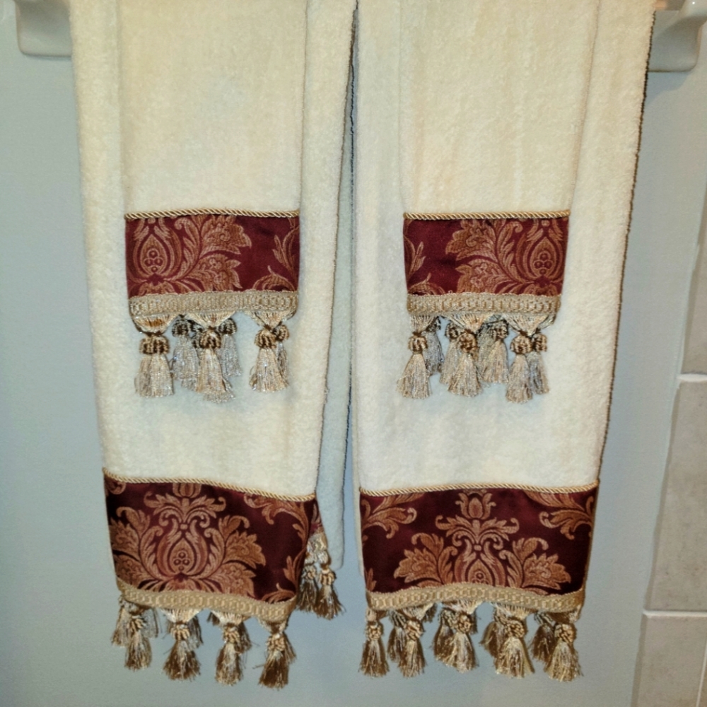 Croscill Towels-4 Bath, 2 Hand, 1 Finger Towels in Like New Condition